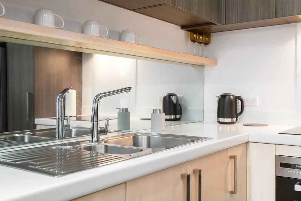 Апартаменты Convenient Urban Townhouse 2 Carparks Available Крайстчёрч Экстерьер фото
