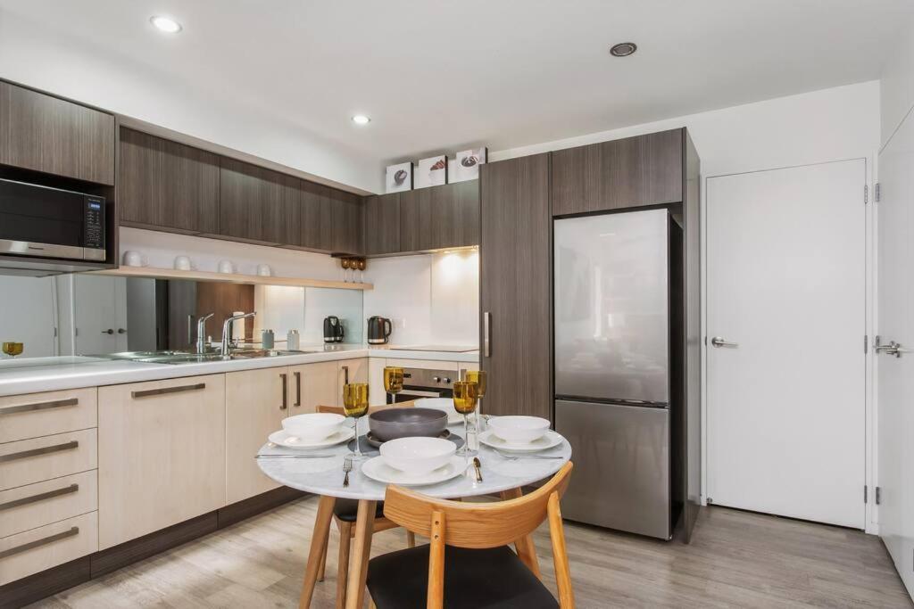 Апартаменты Convenient Urban Townhouse 2 Carparks Available Крайстчёрч Экстерьер фото